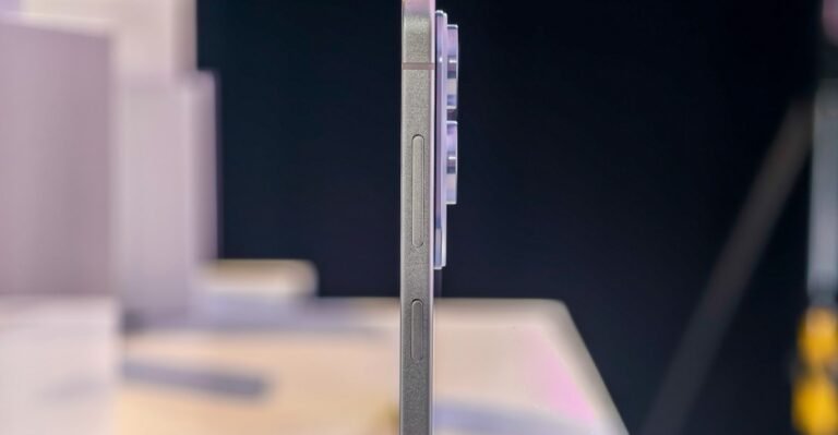 Samsung’s S25 Edge is a thin phone with two big tradeoffs
