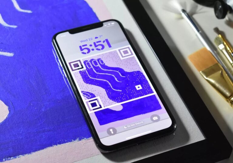 Which mobile app was the first to hit 1 billion active users?