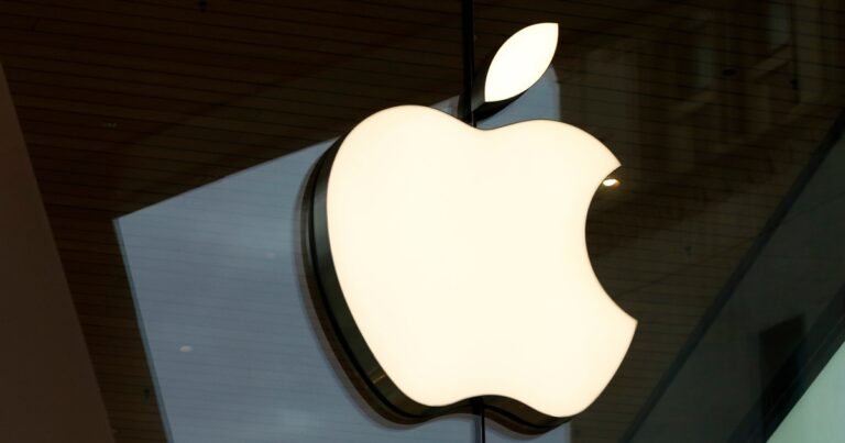 Apple sued by shareholders for allegedly overstating AI progress