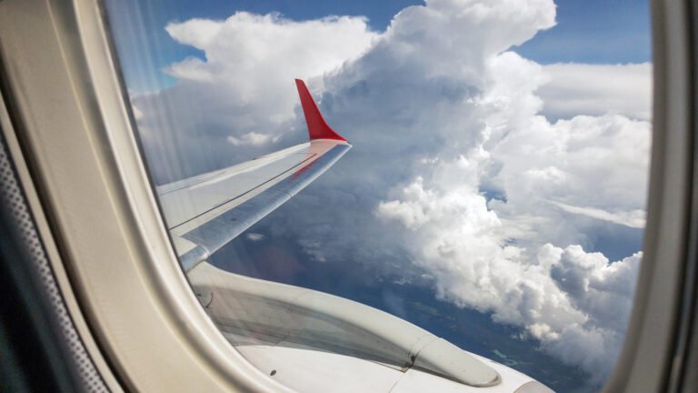 How Do Commercial Jet Pilots Detect Incoming Turbulence?