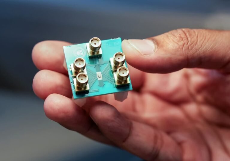 Experimental “microwave brain” chip processes AI with less than 200 milliwatts of power