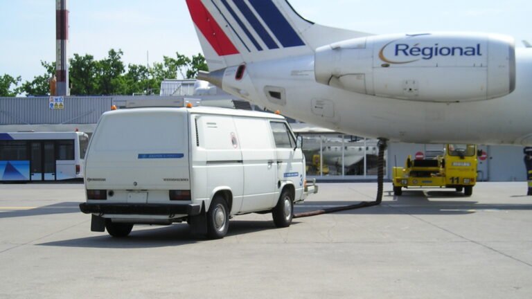 What Is An Air Start Unit & Why Do Fighter Jet Engines Need Them?