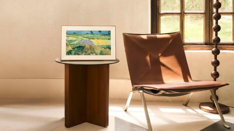 Pexar’s new digital photo frame features a unique wall-light display, and it looks stunning