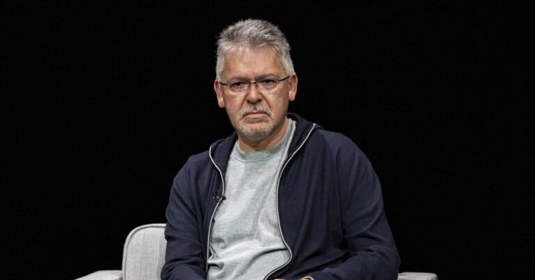 Apple’s AI chief abruptly steps down