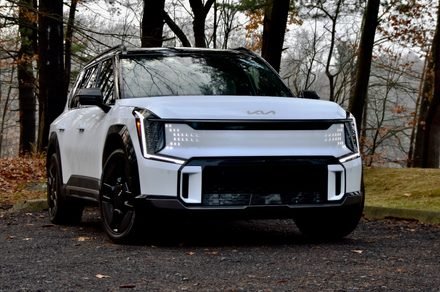 The Kia EV9 is a good electric SUV, but the same company makes something better The Kia EV9 is a good electric SUV, but the same company makes something better