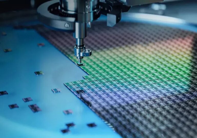 ASML’s most advanced EUV machine is now central to Intel’s comeback strategy ASML’s most advanced EUV machine is now central to Intel’s comeback strategy