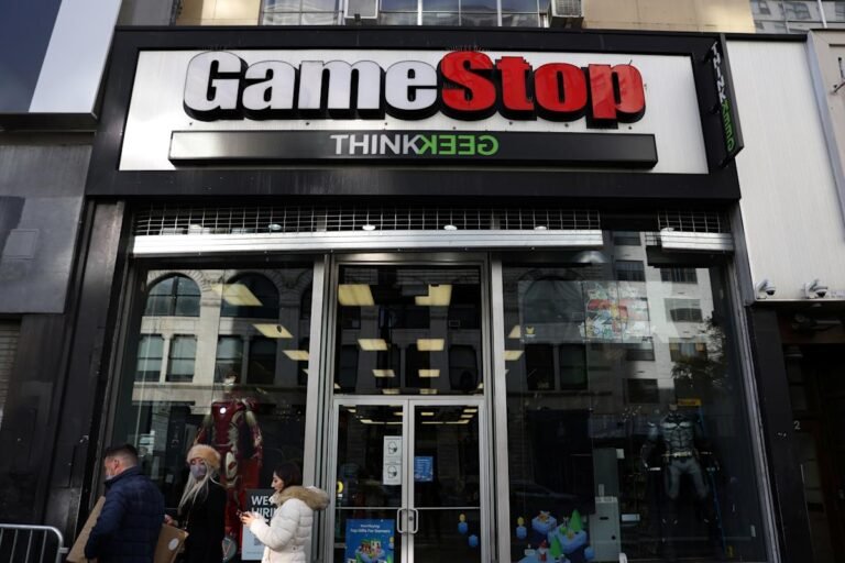 GameStop reportedly shuts down more than 400 US stores GameStop reportedly shuts down more than 400 US stores