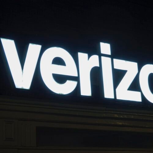 Verizon starts requiring 365 days of paid service before it will unlock phones Verizon starts requiring 365 days of paid service before it will unlock phones