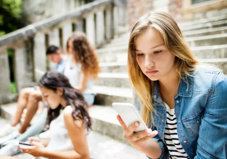 France bans social media for teens under 15, no phones in school France bans social media for teens under 15, no phones in school
