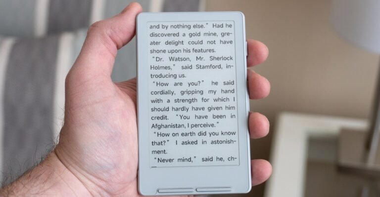 This tiny pocket-friendly e-reader is packed with frustration and potential This tiny pocket-friendly e-reader is packed with frustration and potential
