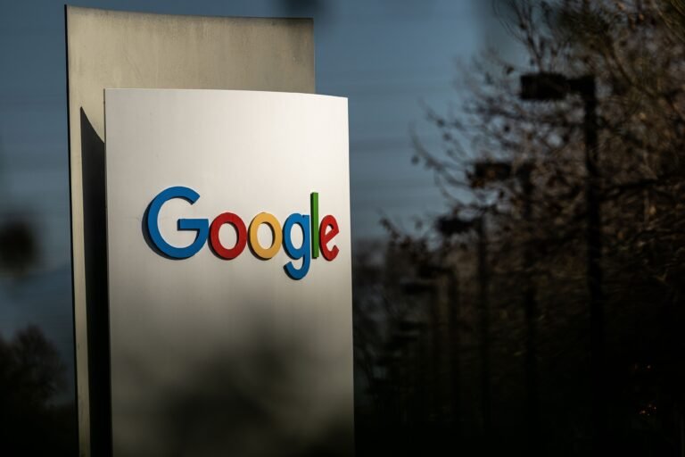 More Than 800 Google Workers Urge Company to Cancel Any Contracts With ICE and CBP