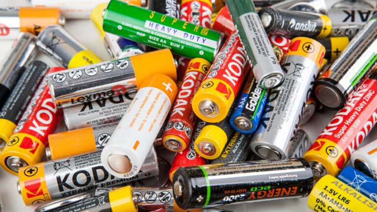 This Cheap Gadget Converts AA Batteries Into A D Battery
