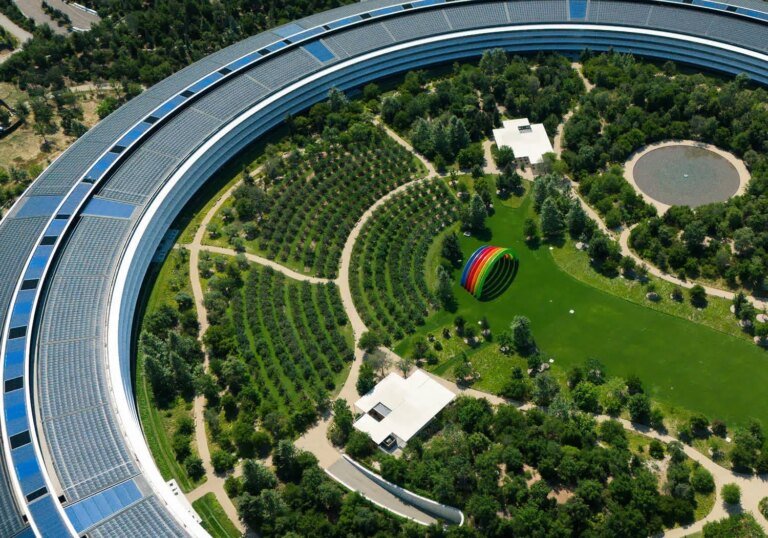 Apple’s bad week: FTC pressure, delayed Siri AI, and a stock sell-off