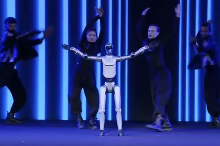 Watch Honor’s first humanoid robot evolve from clumsy prototype to slick dancer Watch Honor’s first humanoid robot evolve from clumsy prototype to slick dancer
